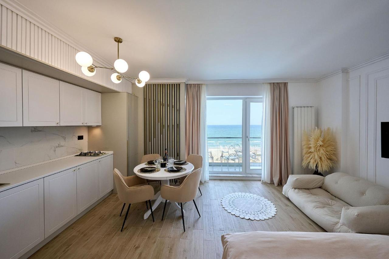 Seaview Luxury Studio In Infinity Beach Resort Mamaia Exterior photo